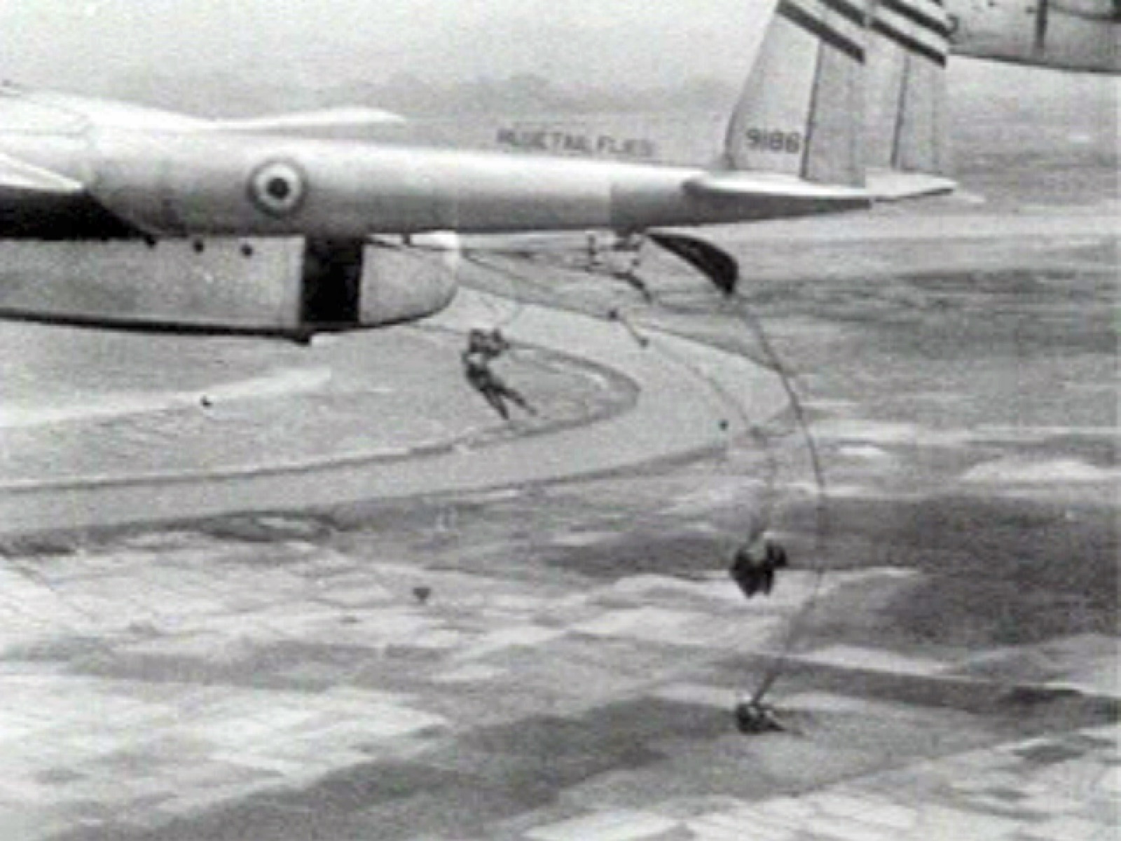 1954年の、ディエン・ビエン・フーでのフランス軍の戦闘を伝えるパテ社のニュース映像のコマ。