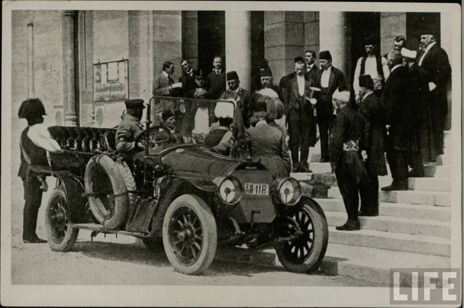 People waiting on the stairs of the Sarajevo town hall for the Archduke and Sophie